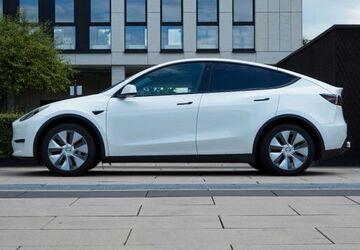 Tesla Model Y 101.400 km 32.499 &euro; Neu-Isenburg 63260